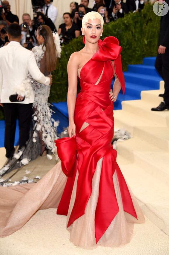 Rita Ora usou look Marchesa no MET Gala, realizado no Museu Metropolitan, em Nova York, na noite desta segunda-feira, 1º de maio de 2017