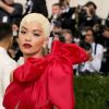 A cantora Rita Ora chamou atenção com um look que lembrava um embrulho de presente no MET Gala, realizado no Museu Metropolitan, em Nova York, na noite desta segunda-feira, 1º de maio de 2017