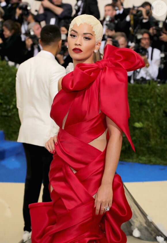A cantora Rita Ora chamou atenção com um look que lembrava um embrulho de presente no MET Gala, realizado no Museu Metropolitan, em Nova York, na noite desta segunda-feira, 1º de maio de 2017