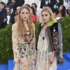 As gêmeas Mary-Kate e Ashley Olsen apostaram em looks no estilo boho para MET Gala 2017, realizado no Museu Metropolitan, em Nova York