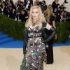 Madonna investiu em um look militar da Moschino no MET Gala, realizado no Museu Metropolitan, em Nova York, na noite desta segunda-feira, 1º de maio de 2017