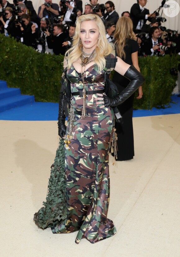 Madonna investiu em um look militar da Moschino no MET Gala, realizado no Museu Metropolitan, em Nova York, na noite desta segunda-feira, 1º de maio de 2017