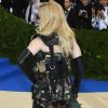 Madonna levou um cantil com vinho para compor seu inusitado look do MET Gala, realizado no Museu Metropolitan, em Nova York, na noite desta segunda-feira, 1º de maio de 2017