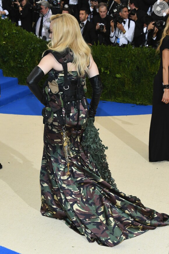 Madonna levou um cantil com vinho para compor seu inusitado look do MET Gala, realizado no Museu Metropolitan, em Nova York, na noite desta segunda-feira, 1º de maio de 2017