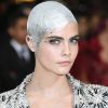 A modelo Cara Delavingne estrou o visual careca no MET Gala 2017 com tinta prateada e cristais na cabeça