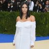 Kim Kardashian apostou no simples com um vestido da estilista Vivienne Westwood no MET Gala, realizado no Museu Metropolitan, em Nova York, na noite desta segunda-feira, 1º de maio de 2017