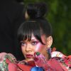 Rihanna apostou em uma maquiagem carregada de blush e sombra rosa para o MET Gala 2017, realizado no Museu Metropolitan, em Nova York