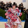 A cantora Rihanna usou look Comme Des Garçons no MET Gala, realizado no Museu Metropolitan, em Nova York, na noite desta segunda-feira, 1º de maio de 2017