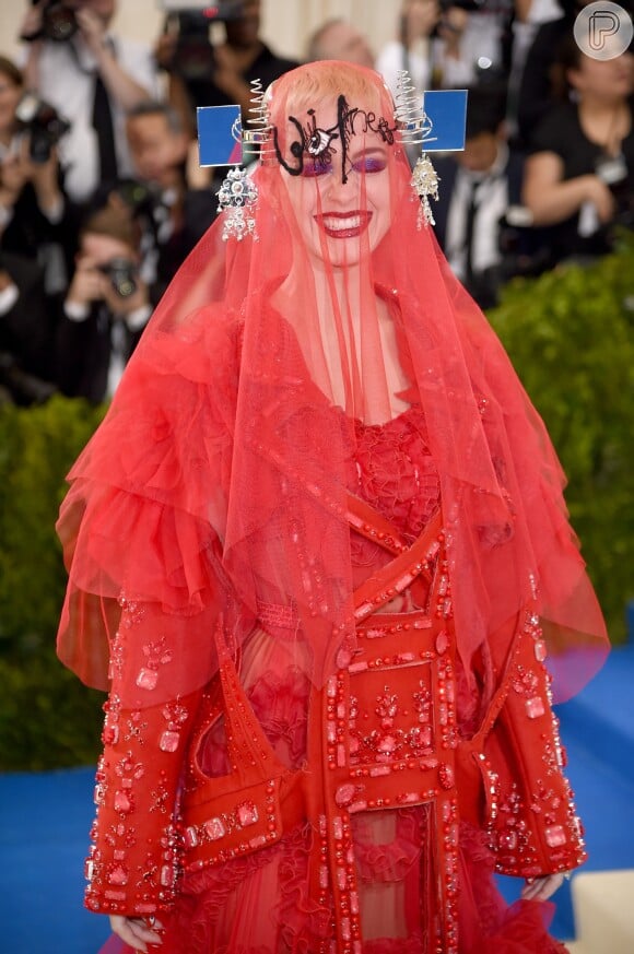 Katy Perry apostou em um vestido com cauda e longo véu para o MET Gala 2017, realizado no Museu Metropolitan, em Nova York