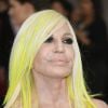 Donatella Versace surgiu com mechas amarelas no cabelo no MET Gala, realizado no Museu Metropolitan, em Nova York, na noite desta segunda-feira, 1º de maio de 2017