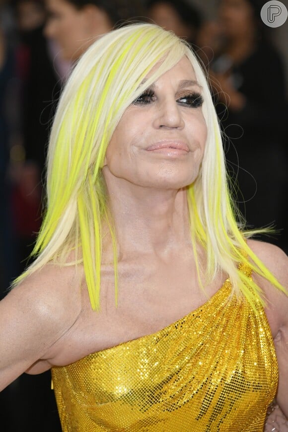 Donatella Versace surgiu com mechas amarelas no cabelo no MET Gala, realizado no Museu Metropolitan, em Nova York, na noite desta segunda-feira, 1º de maio de 2017