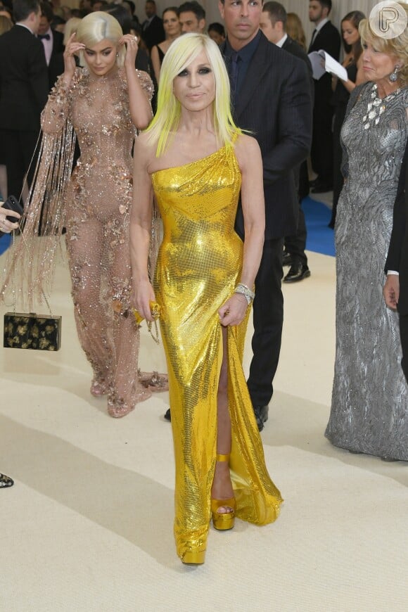 Donatella Versace apostou investiu no amarelo para o MET Gala 2017, realizado no Museu Metropolitan, em Nova York