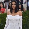 O vestido justo e branco de Kim kardashian é da grife Vivienne Westwood
