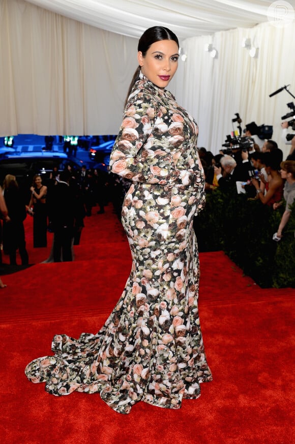 Grávida da primeira filha, North West, Kim Kardashian causou estranhamento com um vestido floral no MET Gala de 2013
