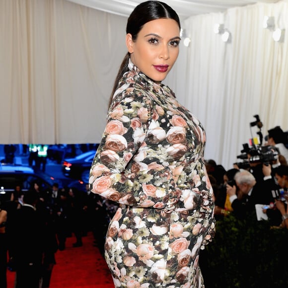 Grávida da primeira filha, North West, Kim Kardashian causou estranhamento com um vestido floral no MET Gala de 2013