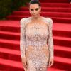 Kim Kardashian ganhou elogios em 2015 ao apostar em um vestido justo e revelador no MET Gala