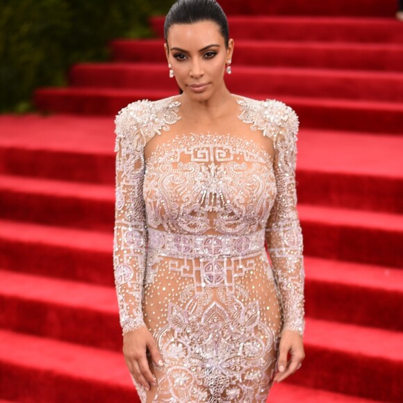 Kim Kardashian ganhou elogios em 2015 ao apostar em um vestido justo e revelador no MET Gala