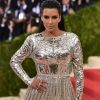 Em 2016, Kim Kardashian chamou atenção com um look metalizado no MET Gala