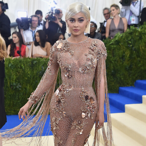 'Olha, Kylie Jenner é deslumbrante. Mas fico assustado toda vez que a olho por causa do tanto de plástica que ela fez. É triste', disse um internauta