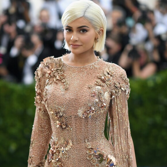 O vestido de Kylie Jenner tinha conchas e franjas em cada ombro