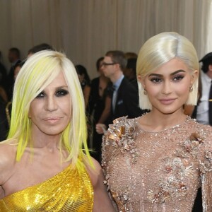 Kylie Jenner posa com Donatella Versace no tapete vermelho do MET Gala 2017