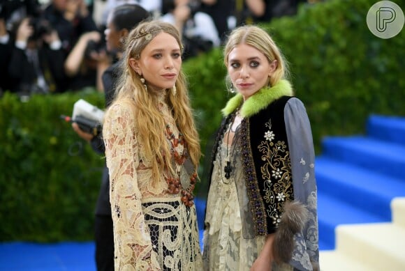 Mary-Kate e Ashley Olsen usaram vestidos de renda inspirado em Edwardian no MET Gala