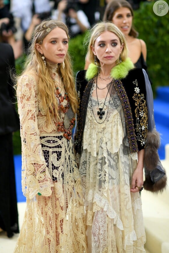 Com vestidos de noiva vintage, Mary-Kate e Ashley Olsen chamaram atenção ao passar pelo tapete vermelho