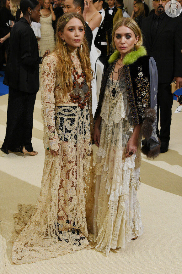 Mary-Kate e Ashley Olsen completaram o look com acessórios garimpados
