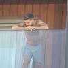 Ricky Martin admira a praia de Ipanema debruçado no vidro da varanda