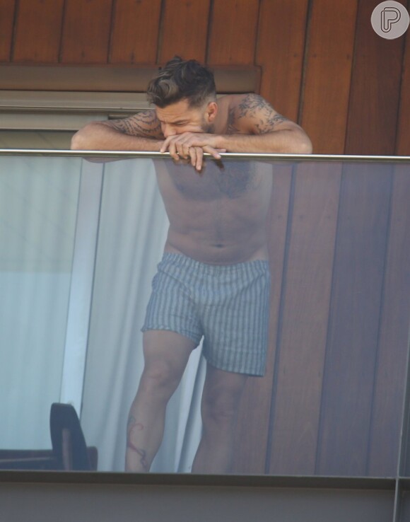 Ricky Martin aparece de cueca samba-canção na sacada do hotel Fasano, em Ipanema, no Rio de Janeiro, em 10 de março de 2014