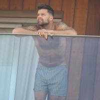 Ricky Martin aparece sem camisa e de cueca em sacada de hotel