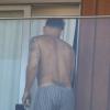 Ricky Martin exibe suas tatuagens sem camisa na sacada do hotel Fasano, em Ipanema , no Rio de Janeiro
