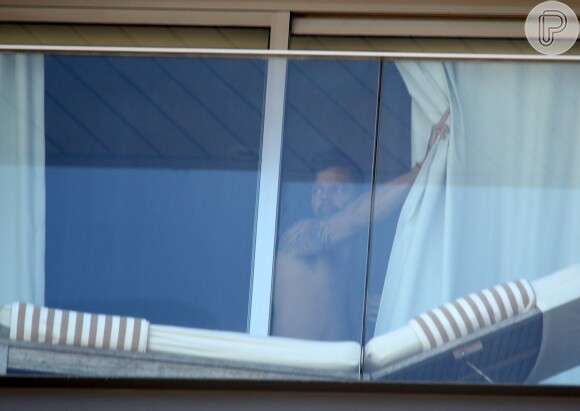 Ricky Martin aparece de cueca samba-canção na sacada do hotel Fasano, em Ipanema, no Rio de Janeiro, em 10 de março de 2014