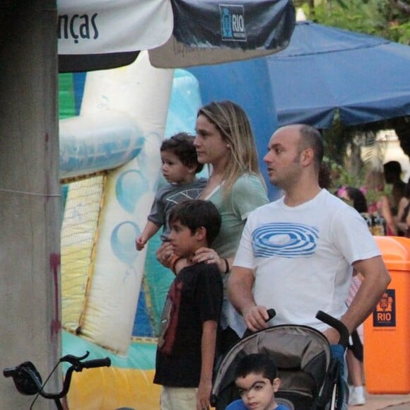 Fernanda Gentil e Priscila Montandon passeiam com filhos da apresentadora global na Lagoa