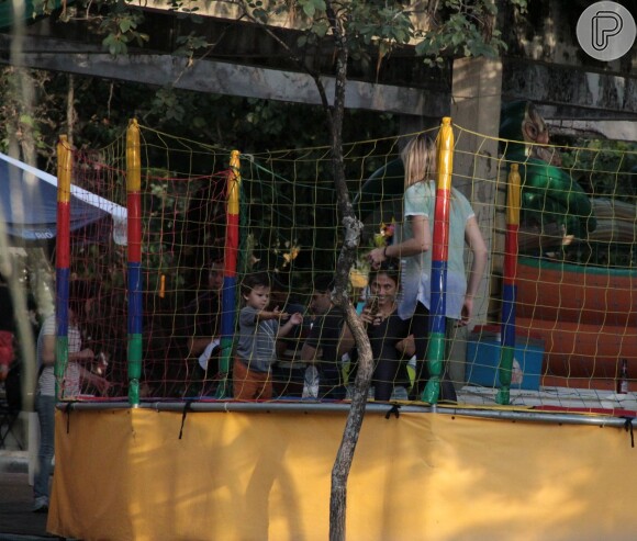 Enquanto Fernanda Gentil se divertia com o menino, Priscila filmou os dois no pula-pula