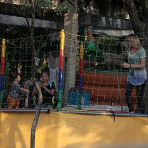 Fernanda Gentil é fotografada pela namorada, Priscila Montandon, ao brincar com o filho Gabriel em pula-pula no Rio de Janeiro