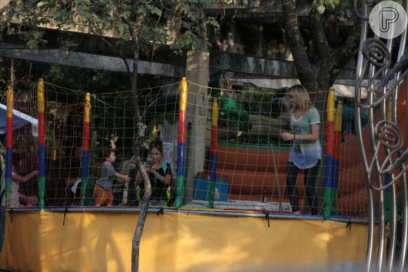 Fernanda Gentil é fotografada pela namorada, Priscila Montandon, ao brincar com o filho Gabriel em pula-pula no Rio de Janeiro