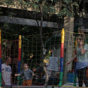 Fernanda Gentil brinca com o filho Gabriel em pula-pula após passeio com a namorada, Priscila Montandon