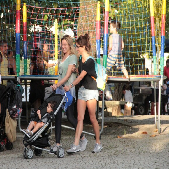 Fernanda Gentil se diverte na Lagoa, Zona Sul do Rio, com a namorada, Priscila e o filho Gabriel