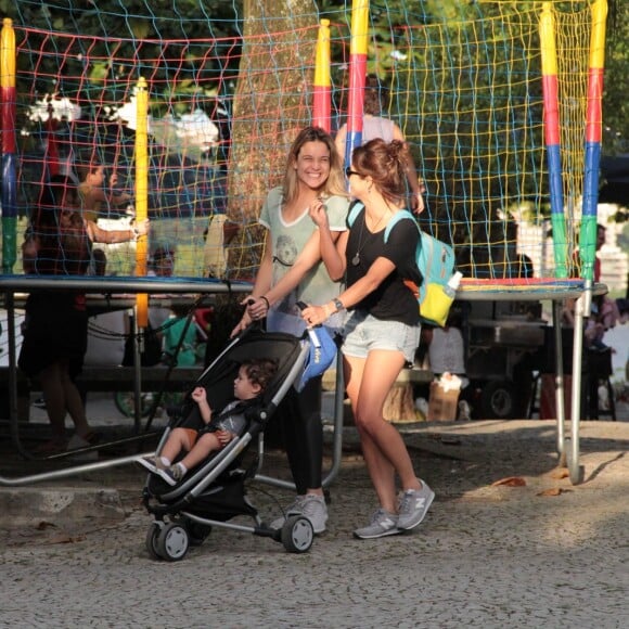 Fernanda Gentil e Priscila Montandon passeiam no Rio de Janeiro