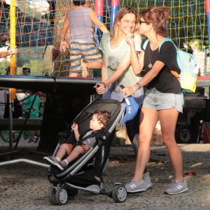 Fernanda Gentil passeia com namorada, Priscila Montandon, e filhos no Rio nesta terça, dia 02 de maio de 2017