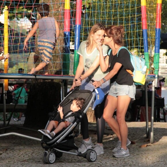 Fernanda Gentil e Priscila Montandon trocam carinho durante passeio na Lagoa, Zona Sul do Rio