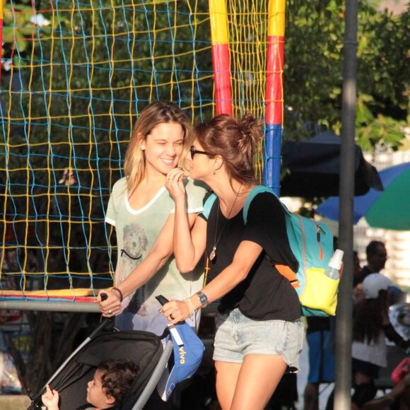 Fernanda Gentil troca carinhos com a namorada, Priscila Montandon