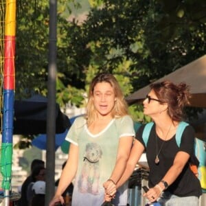 Fernanda Gentil e namorada, Priscila Montandon, conversam durante passeio no Rio de Janeiro