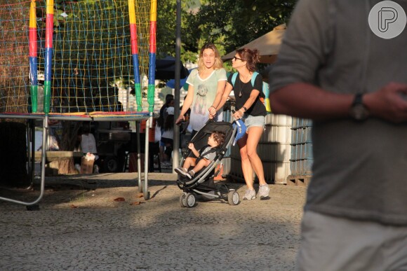 Fernanda Gentil e namorada, Priscila Montandon, conversam durante passeio no Rio de Janeiro