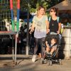 Fernanda Gentil e a namorada, Priscila Montandon, passeiam com o filho da apresentadora do "Esporte Espetacular"