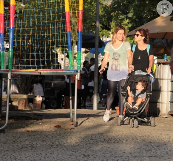 Fernanda Gentil e a namorada, Priscila Montandon, passeiam com o filho da apresentadora do "Esporte Espetacular"