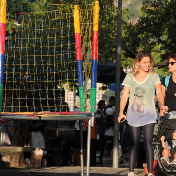 Fernanda Gentil passeia com namorada, Priscila Montandon, na Lagoa, Zona Sul do Rio de Janeiro