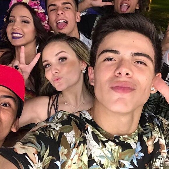 Larissa Manoela alegou que estava sempre com Thomaz Costa por causa do seu círculo de amizade