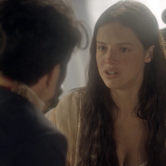 Domitila (Agatha Moreira) chega ao Rio de Janeiro e é levada ao encontro de Dom Pedro (Caio Castro) por Chalaça (Romulo Estrela), no capítulo que vai ao ar terça-feira, dia 09 de maio de 2017, na novela 'Novo Mundo'